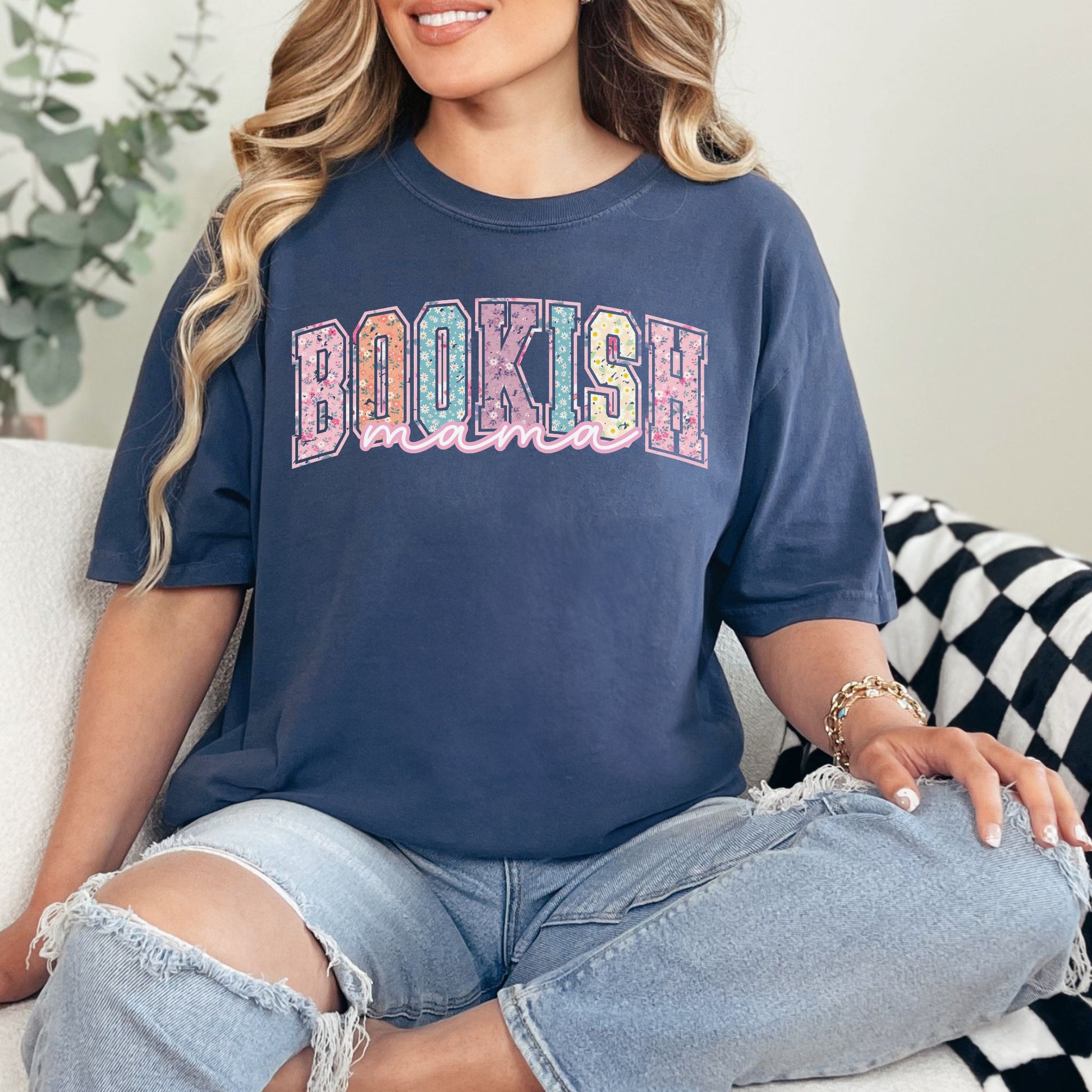 “Spring Floral Bookish Mama" graphic on deep navy blue (navy) t-shirt.